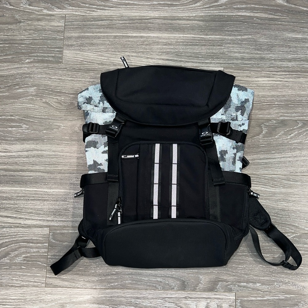 Oakley camo backpack. NWOT